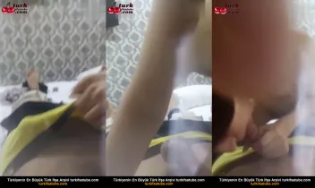 Genç Sakso Tango Alisa ağzına aldı