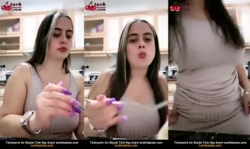 Ayşe Elbi ifşa Eteğinin yırtmacından göt sergiledi