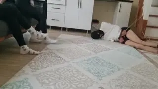 Kız arkadaşımın yanında kölemi bağladım, karşımızda kıvranıyor