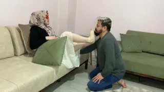 TÜRBANLI KRALİÇE KÖLESİNE ACIMIYOR
