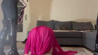 Köleyi kadın kılığıına sokup dövdük