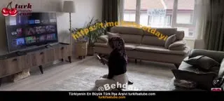 Kardeş kız kardeşin tek başına evde temizliğe başladı