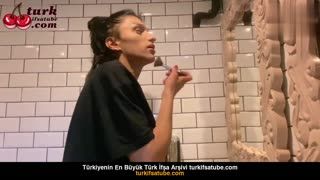 Hira Helis kadınlar tuvaletinde zorla sakso çekip sikildi